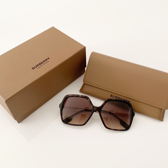 Burberry Sunglasses, New 235 - Picture 5 of 6